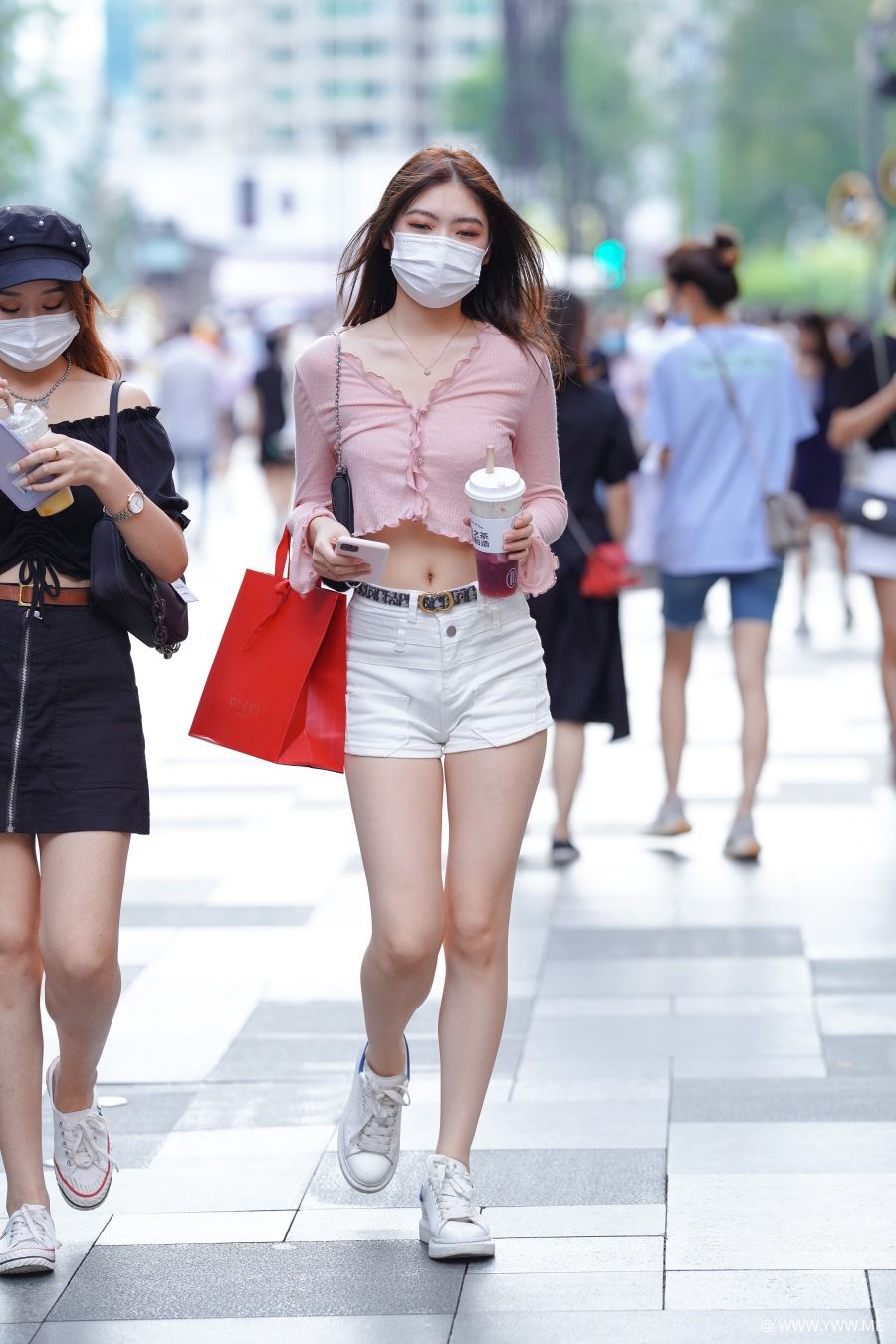 精选街拍 – 漂亮的白色热裤小姐姐-HDMISS