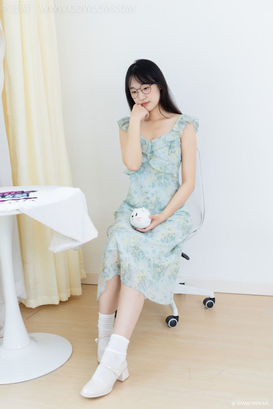 物恋传媒 NO.2350 小椿-高跟鞋、白棉袜、裸足-脱兔网