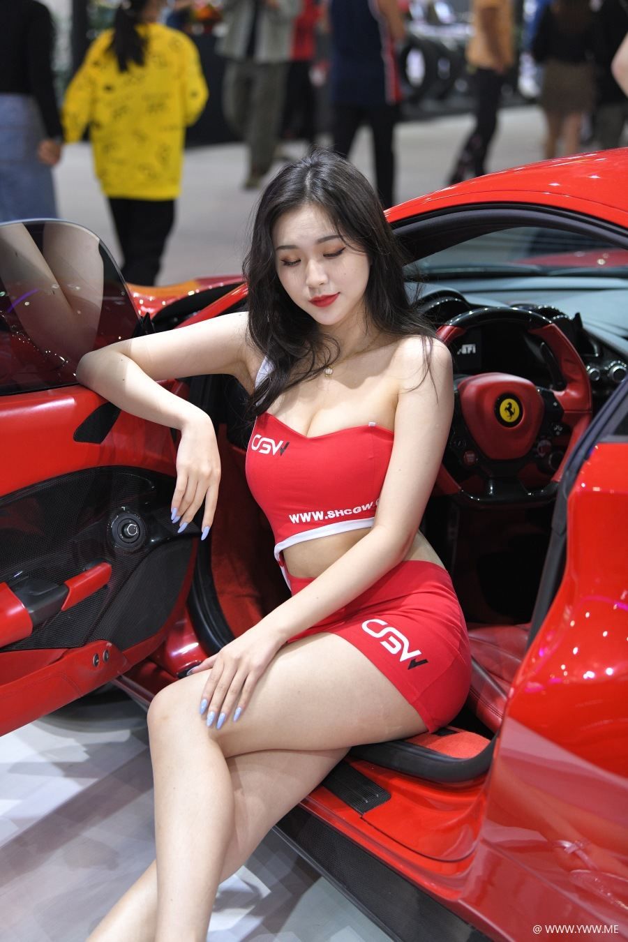 精选街拍 – 红裙车模美女-脱兔网