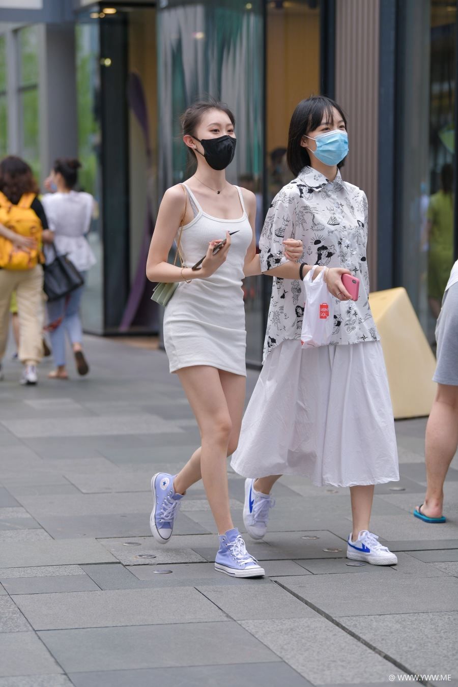 精选街拍 – 吊带包臀裙小姐姐-HDMISS