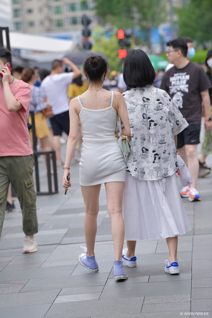 精选街拍 – 吊带包臀裙小姐姐-HDMISS