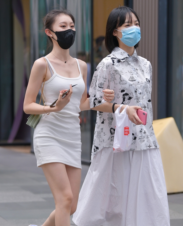 精选街拍 – 吊带包臀裙小姐姐