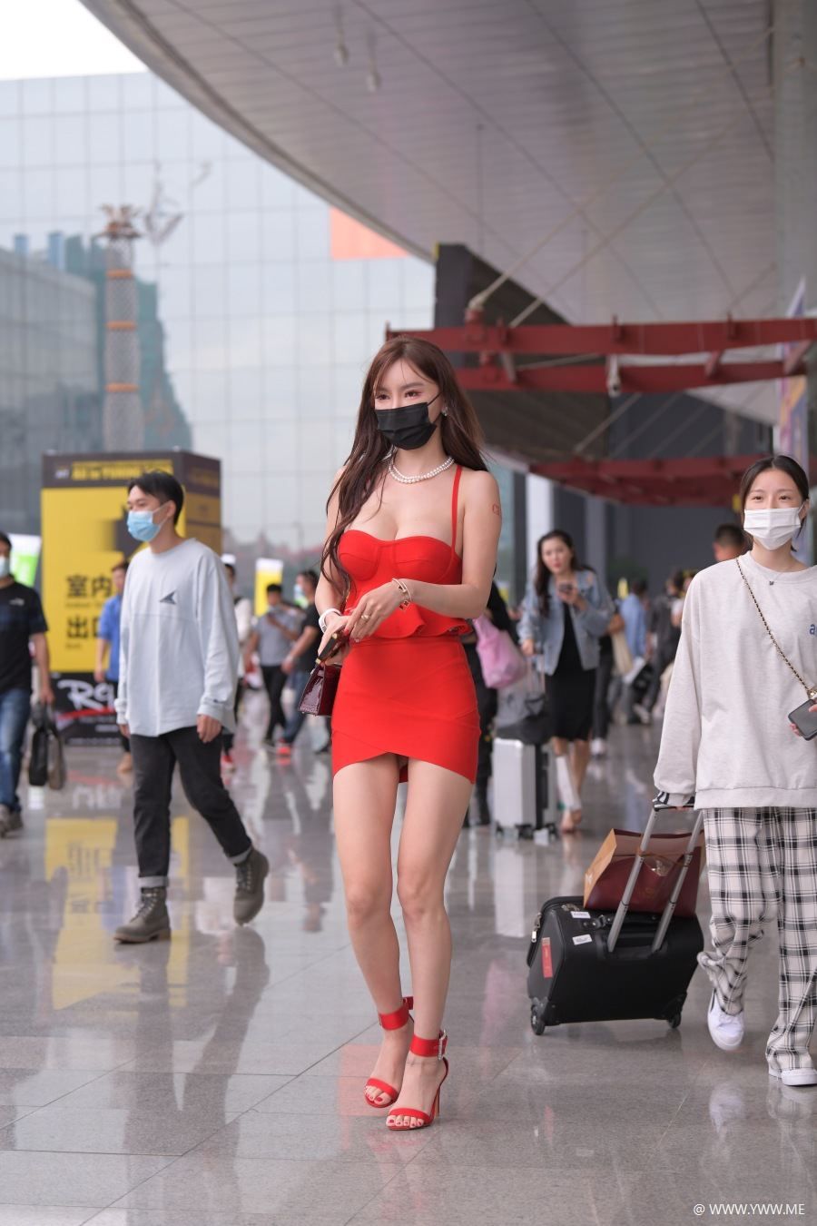 精选街拍 – 红裙酥胸美女-HDMISS