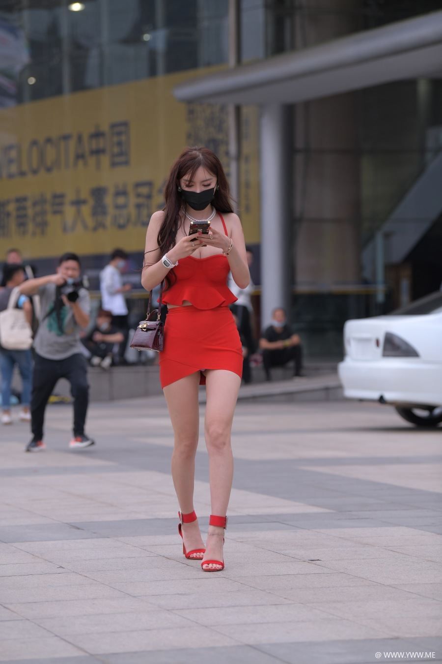 精选街拍 – 红裙酥胸美女-HDMISS