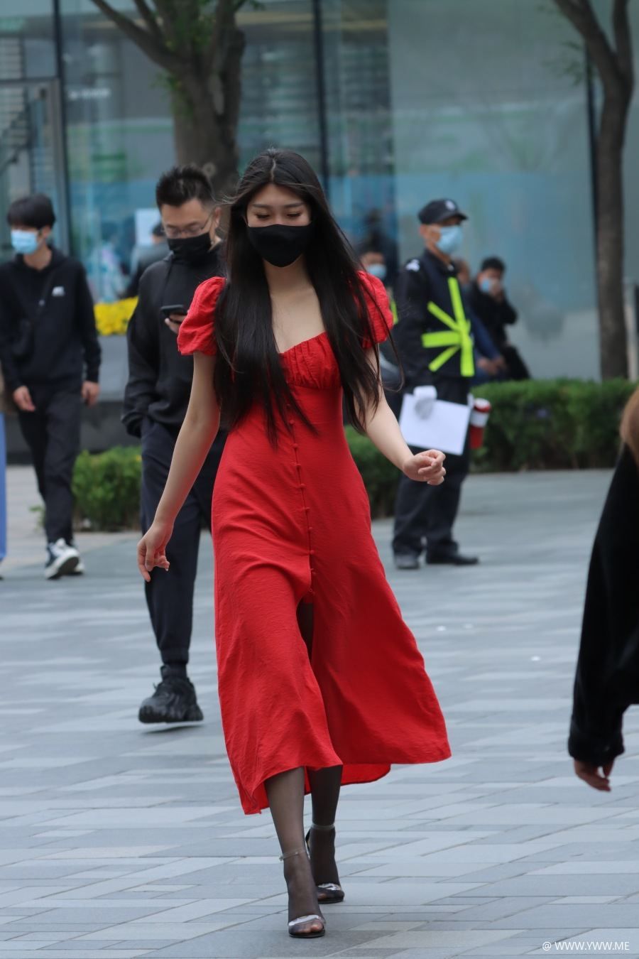精选街拍 – 黑丝红长裙-尤丝