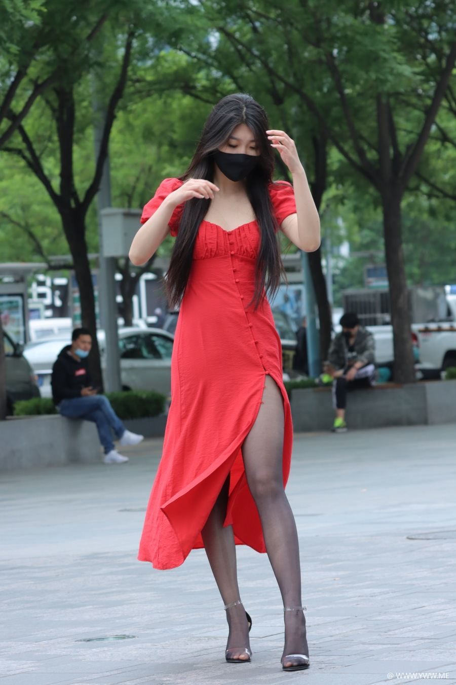 精选街拍 – 黑丝红长裙-尤丝