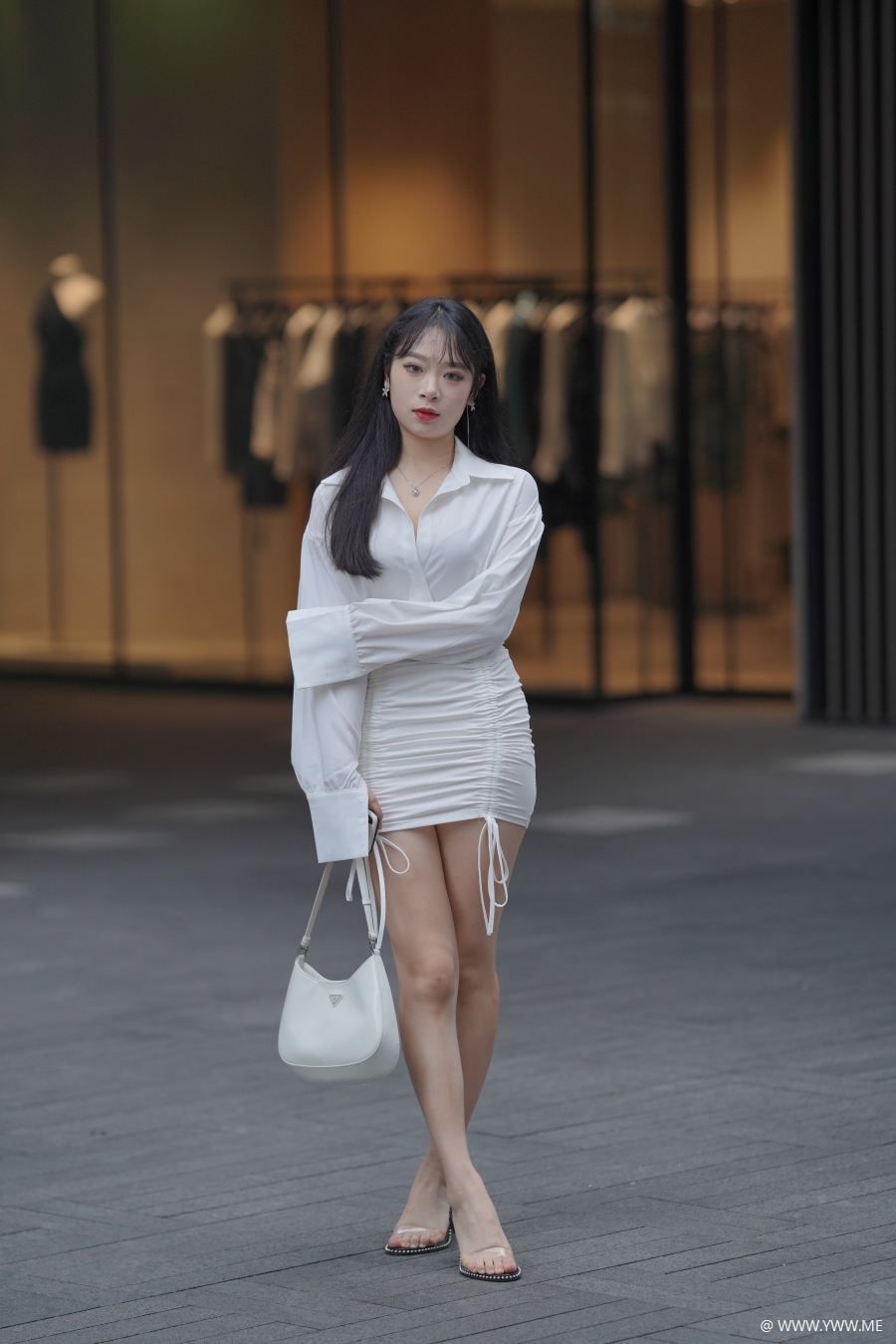 精选街拍 – 白色包臀裙-尤丝
