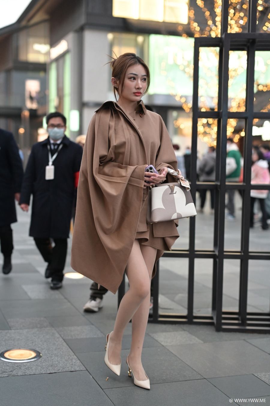 精选街拍 – 咖啡色风衣-尤丝