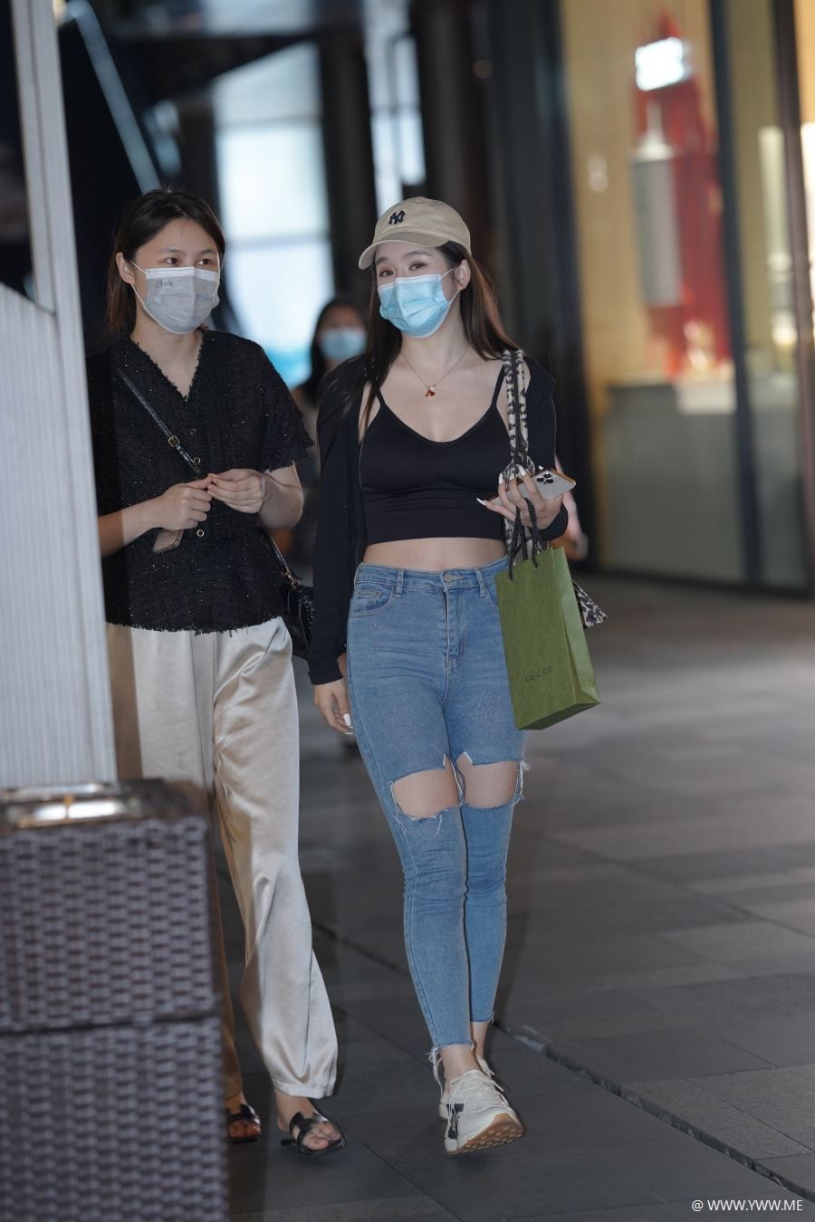精选街拍 – 小白鞋牛仔裤-脱兔网