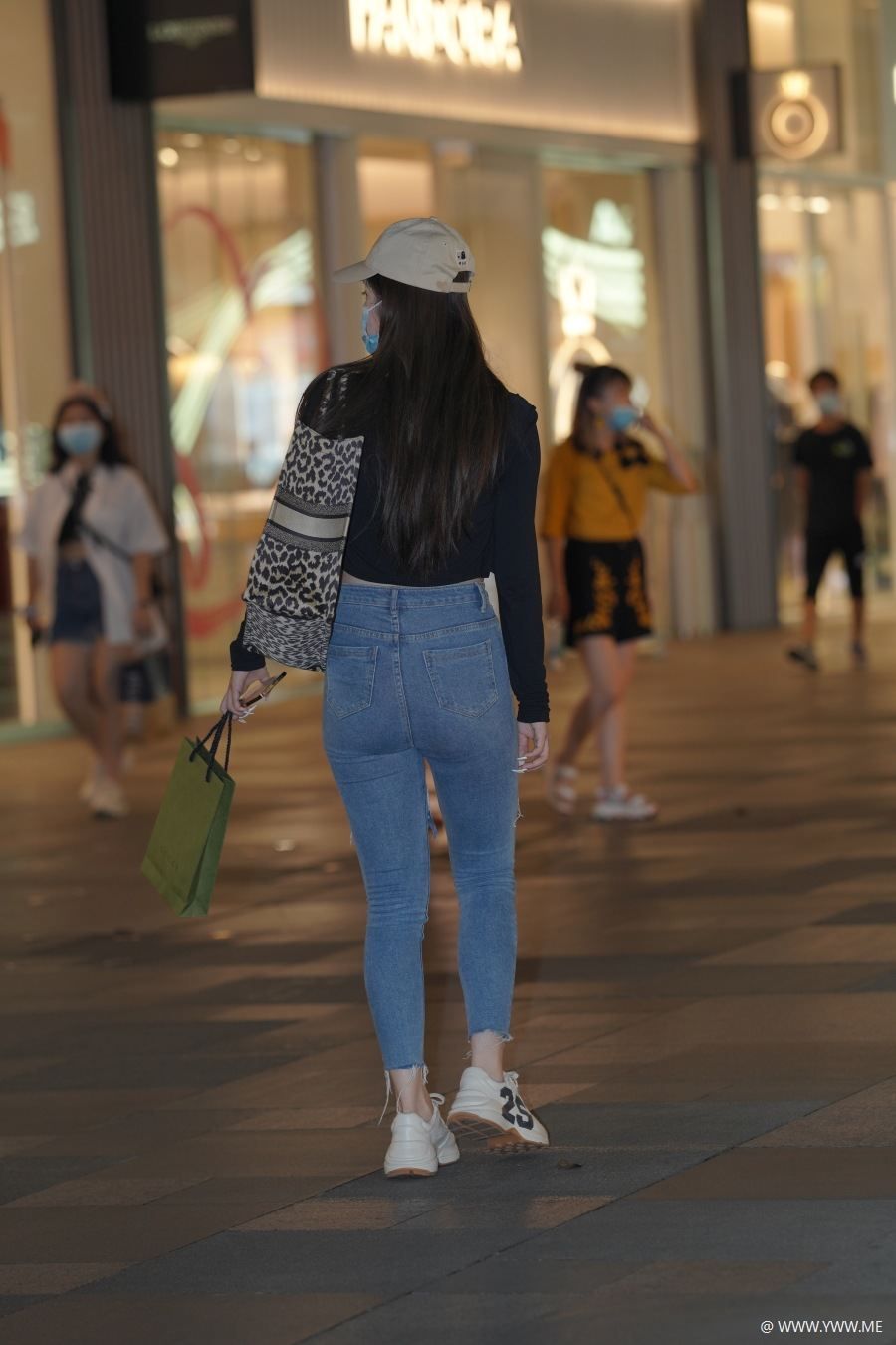精选街拍 – 小白鞋牛仔裤-脱兔网