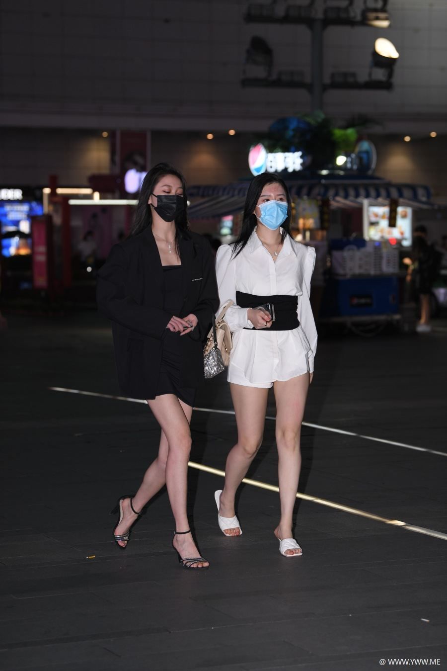 精选街拍 – 黑白姐妹-脱兔网