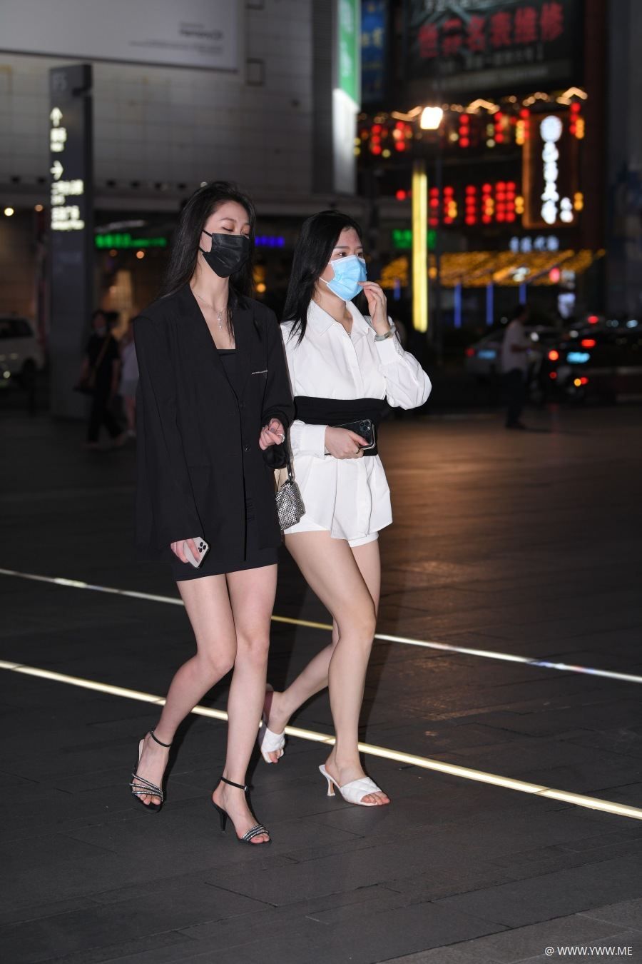 精选街拍 – 黑白姐妹-脱兔网