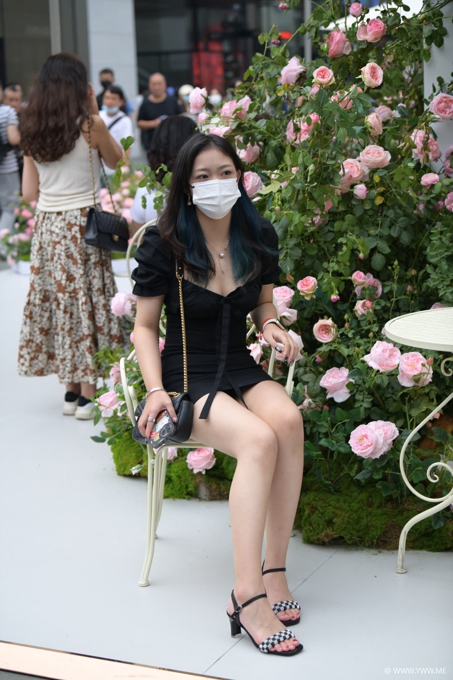 精选街拍 – 黑色包臀裙-脱兔网