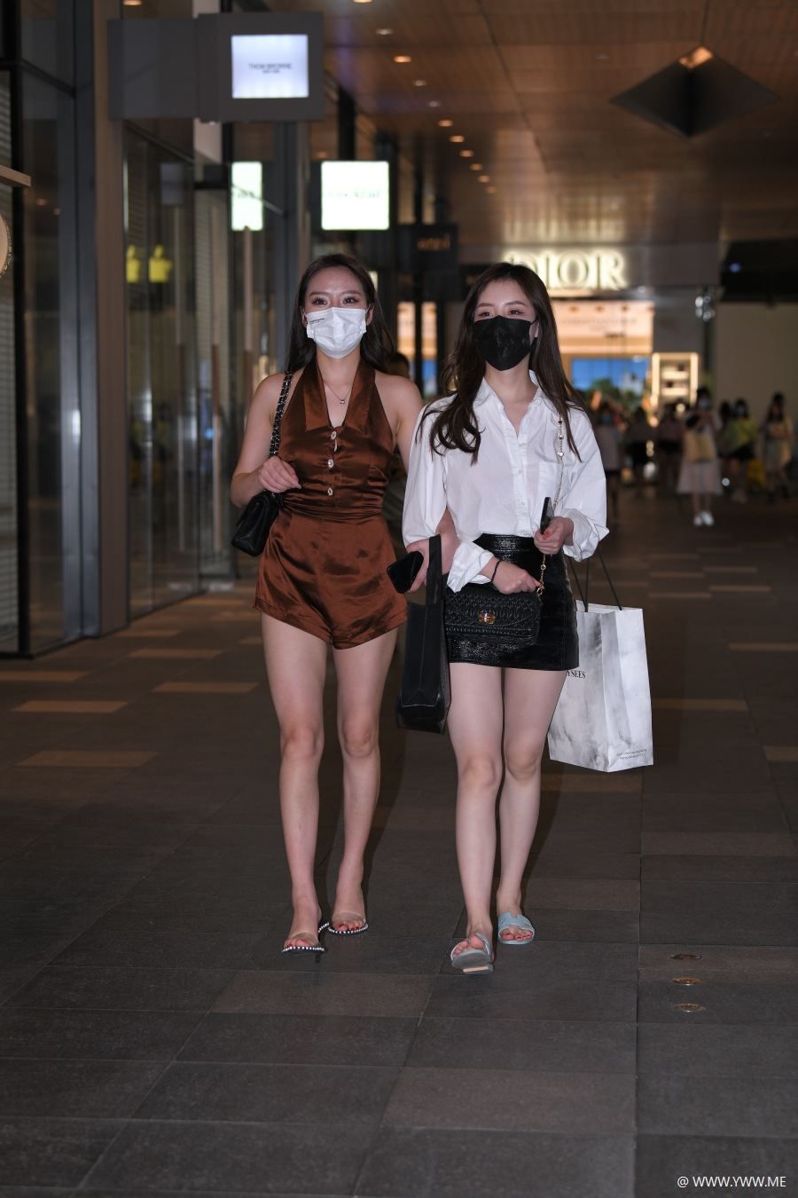 精选街拍 – 咖色热裤黑色皮裙-HDMISS