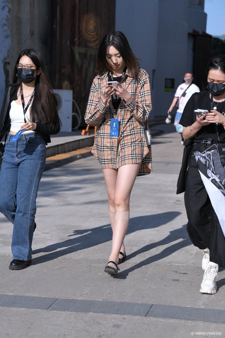 精选街拍 – 花格子衬衫女孩-HDMISS