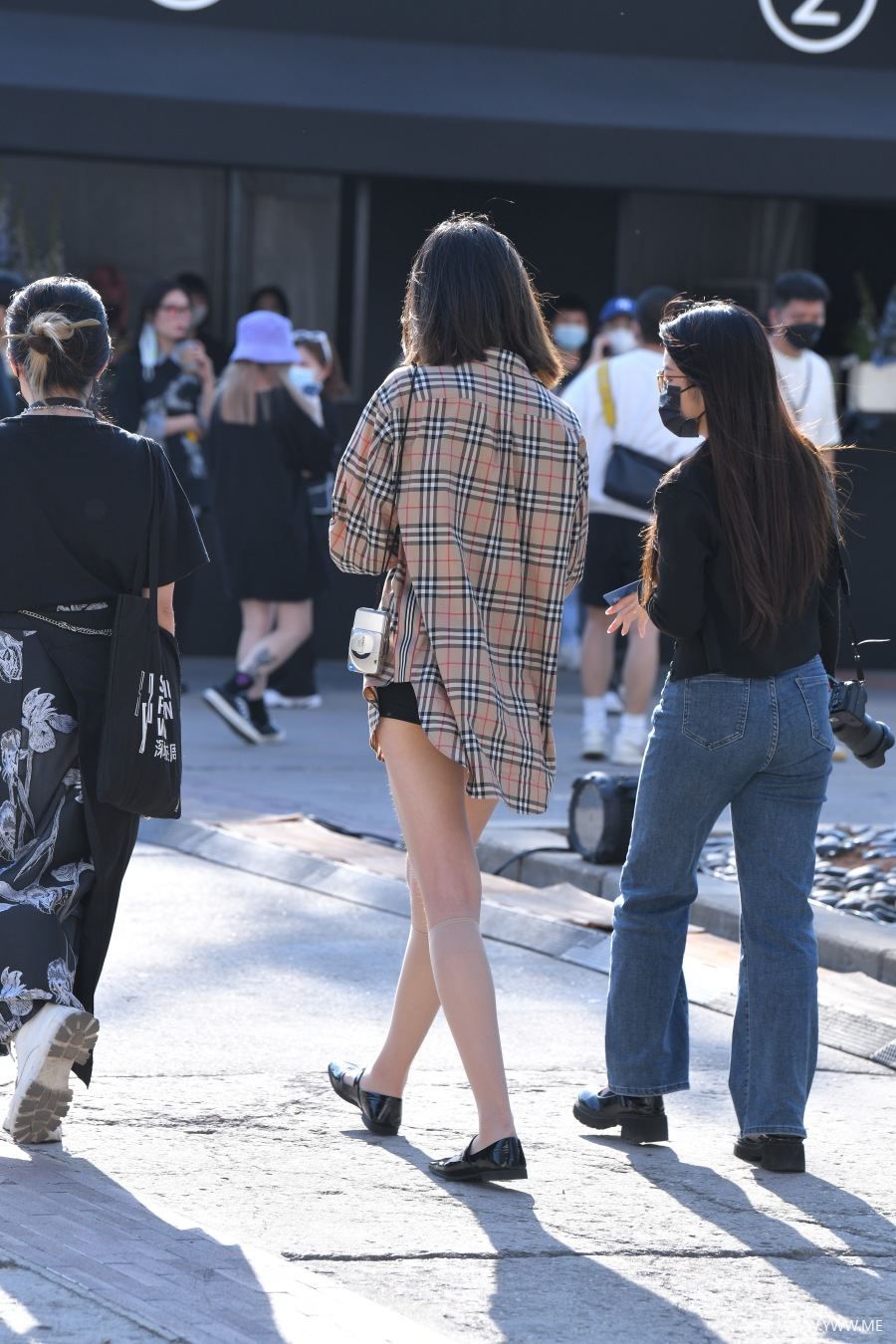 精选街拍 – 花格子衬衫女孩-HDMISS