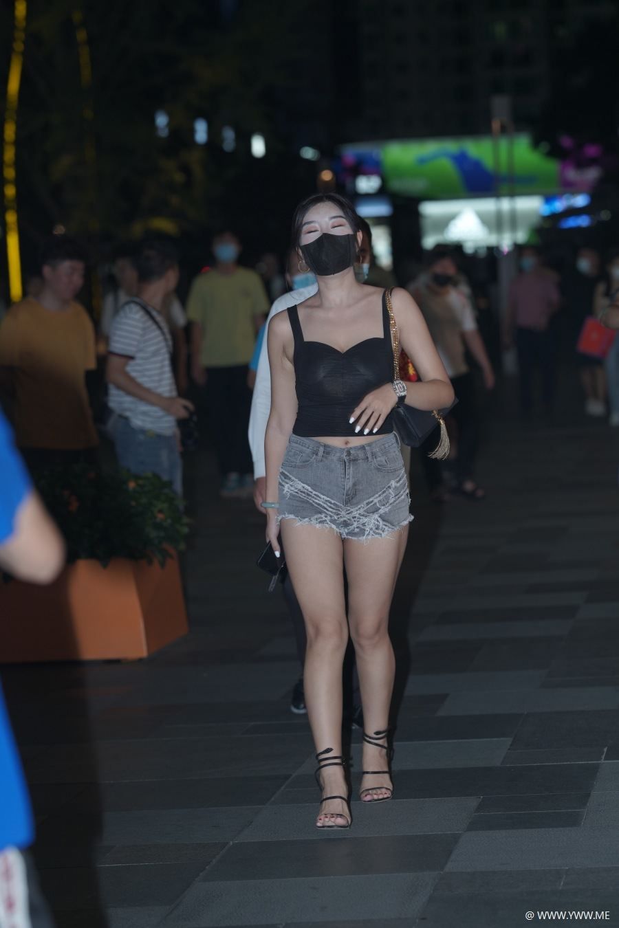 精选街拍 – 灰色热裤美背美腿-HDMISS
