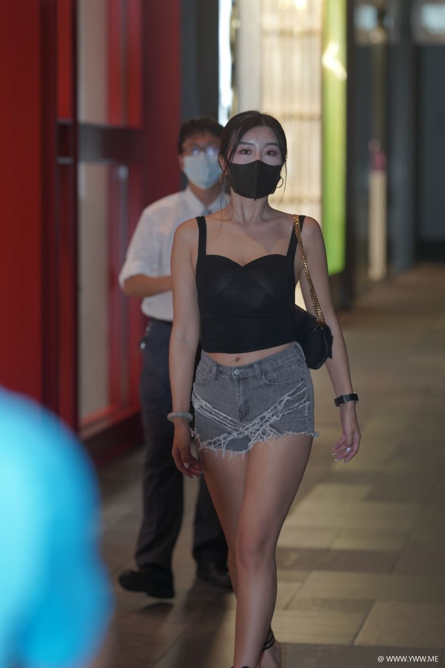 精选街拍 – 灰色热裤美背美腿-HDMISS