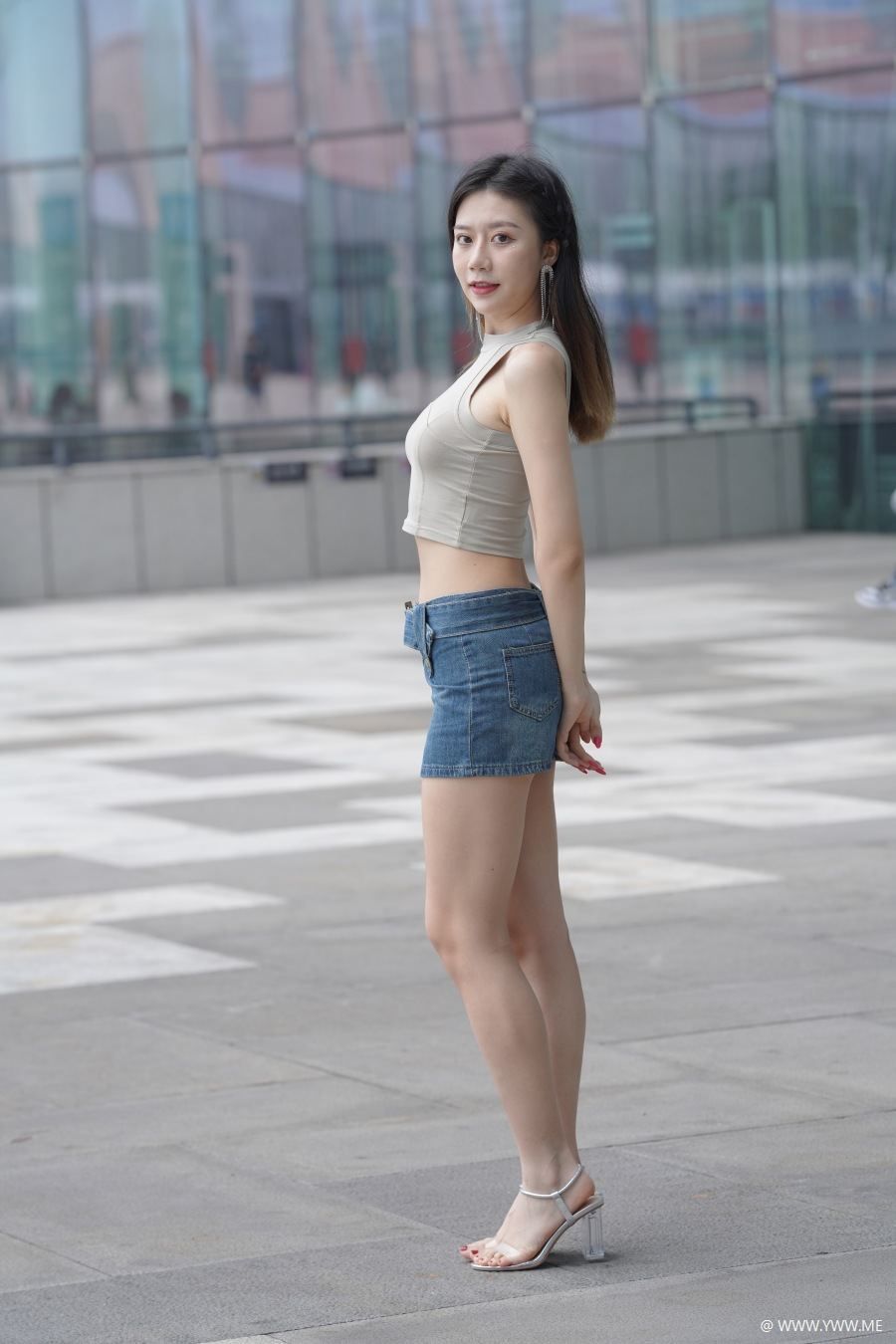 精选街拍 – 蓝色短裙小蛮腰凉高-脱兔网