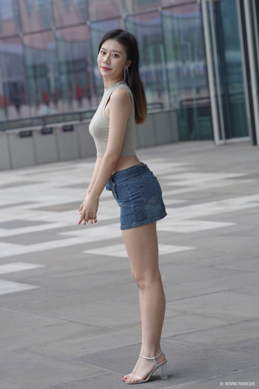 精选街拍 – 蓝色短裙小蛮腰凉高-脱兔网