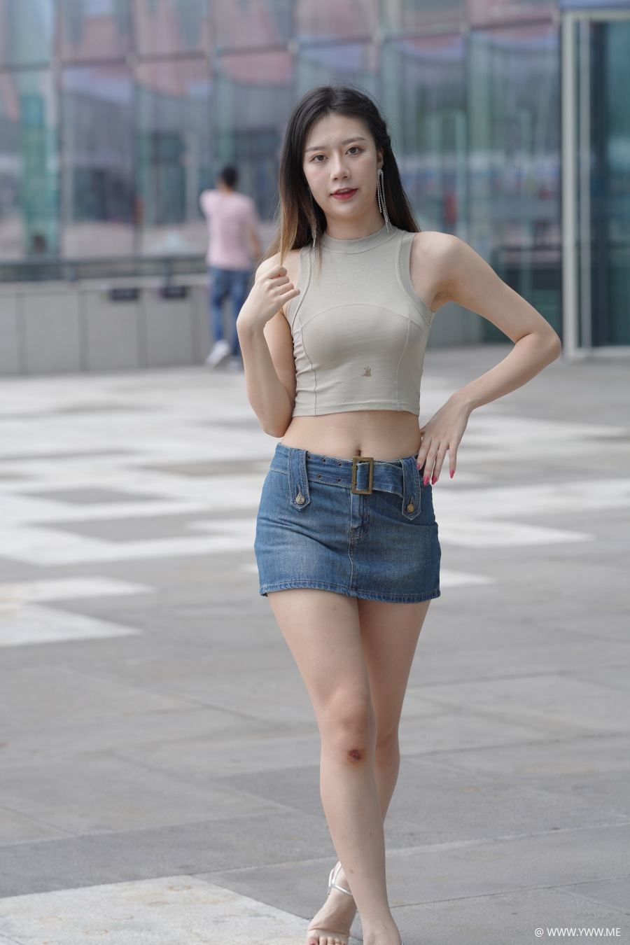 精选街拍 – 蓝色短裙小蛮腰凉高-脱兔网