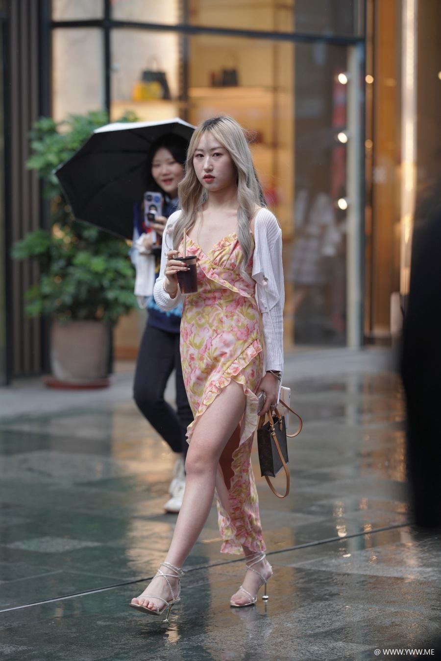 精选街拍 – 花色长裙美腿-HDMISS