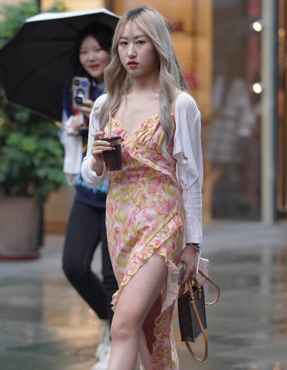 精选街拍 – 花色长裙美腿