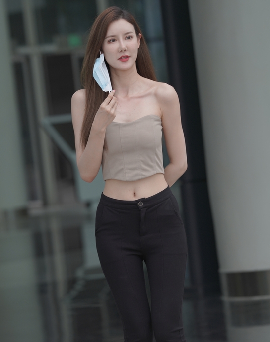 精选街拍 – 黑色喇叭裤长腿美腿香肩