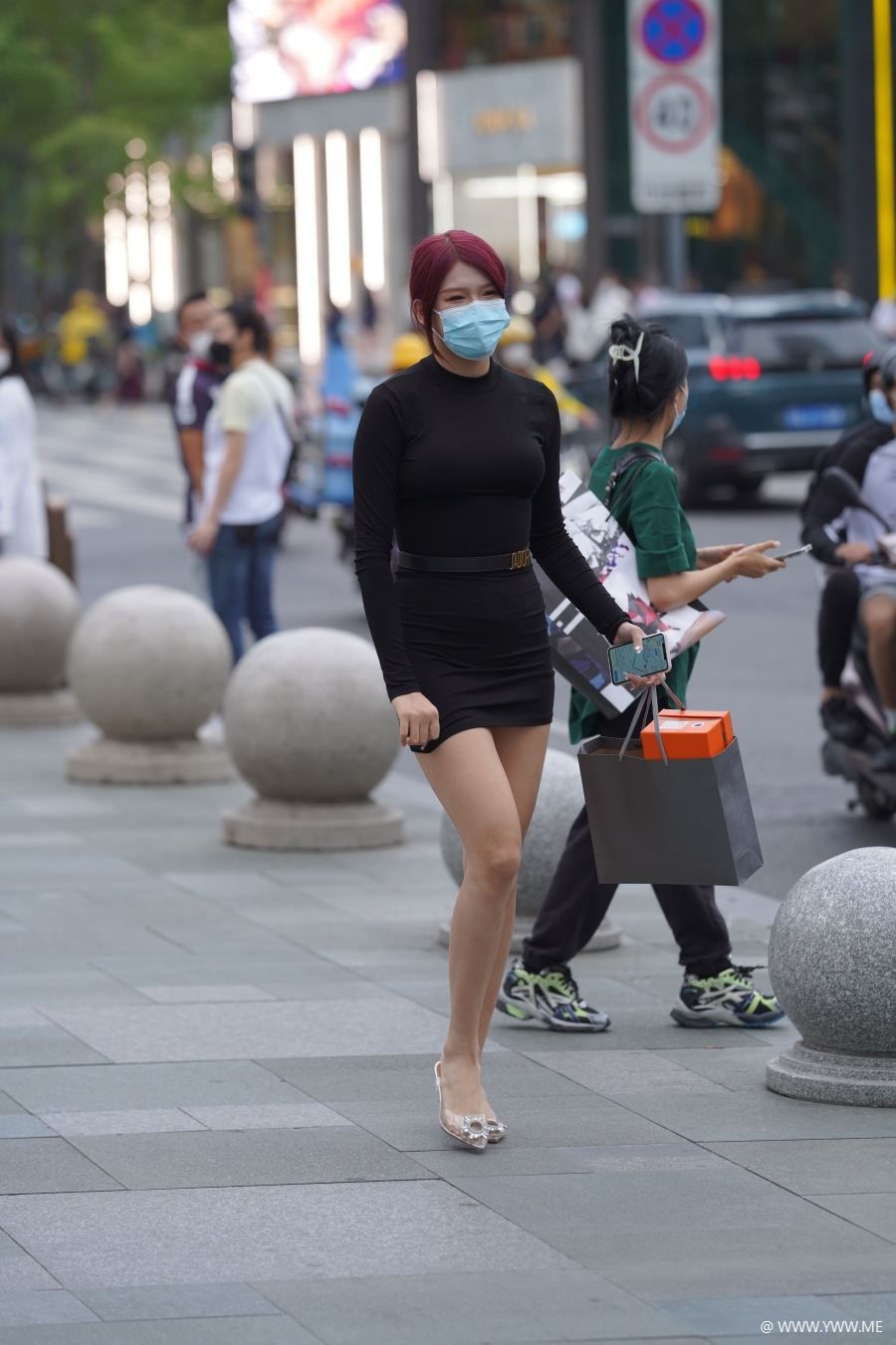 精选街拍 – 黑色紧身包臀裙-脱兔网
