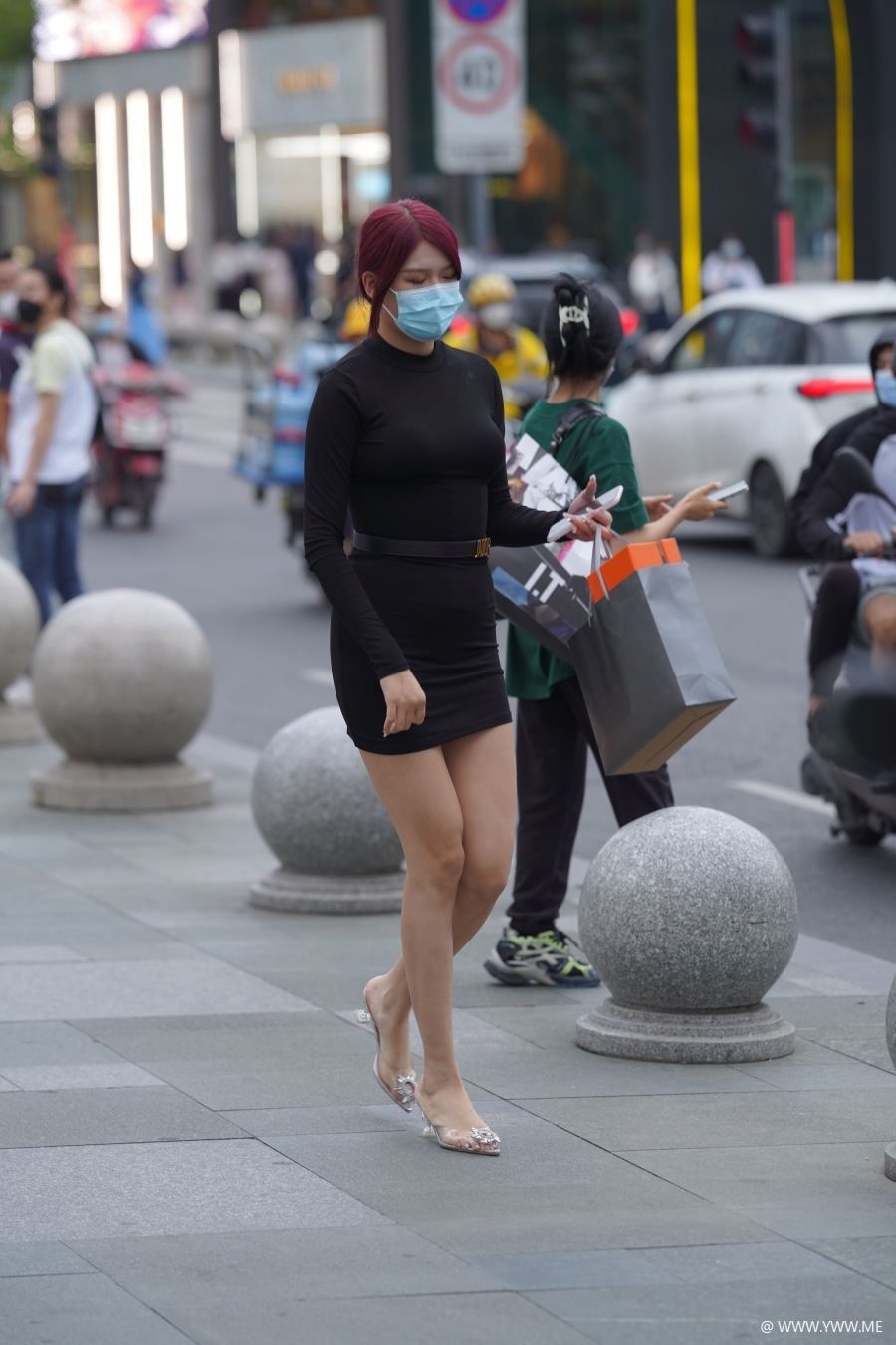 精选街拍 – 黑色紧身包臀裙-脱兔网