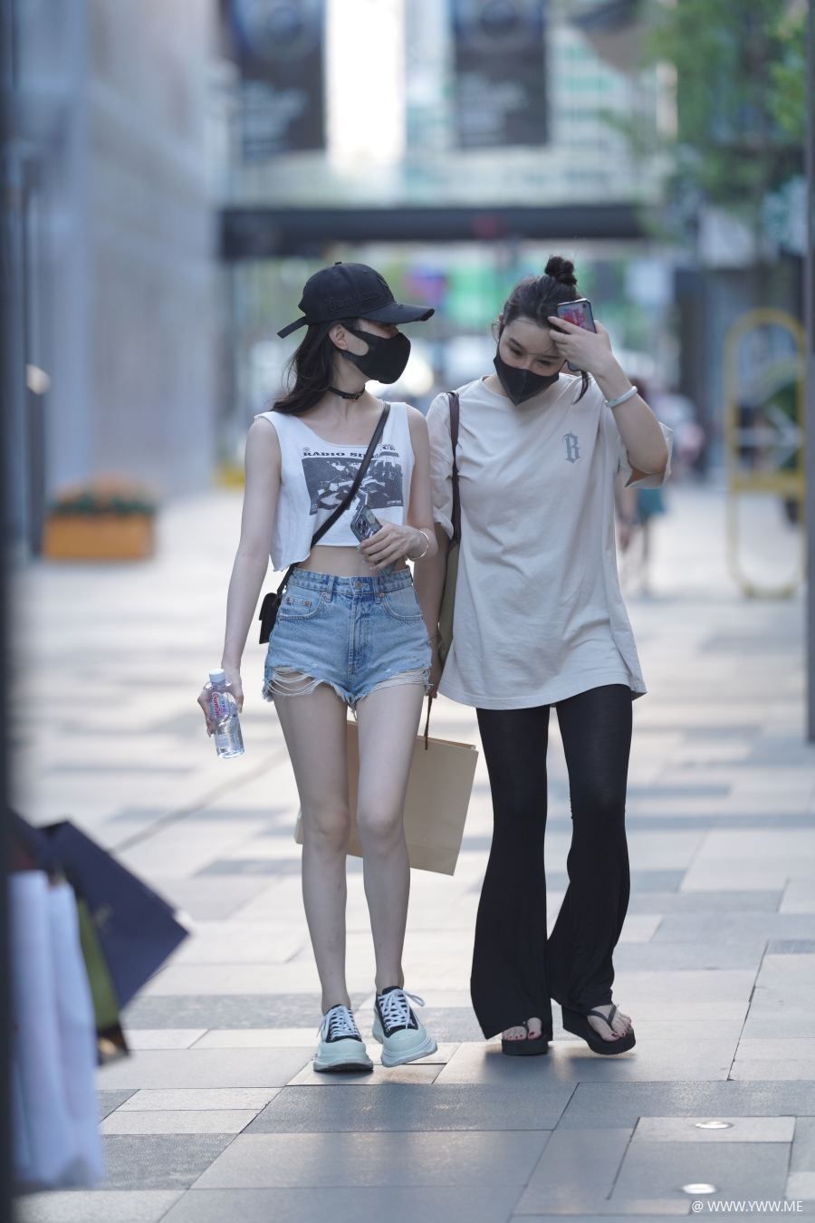 精选街拍 – 蓝色热裤美腿-脱兔网