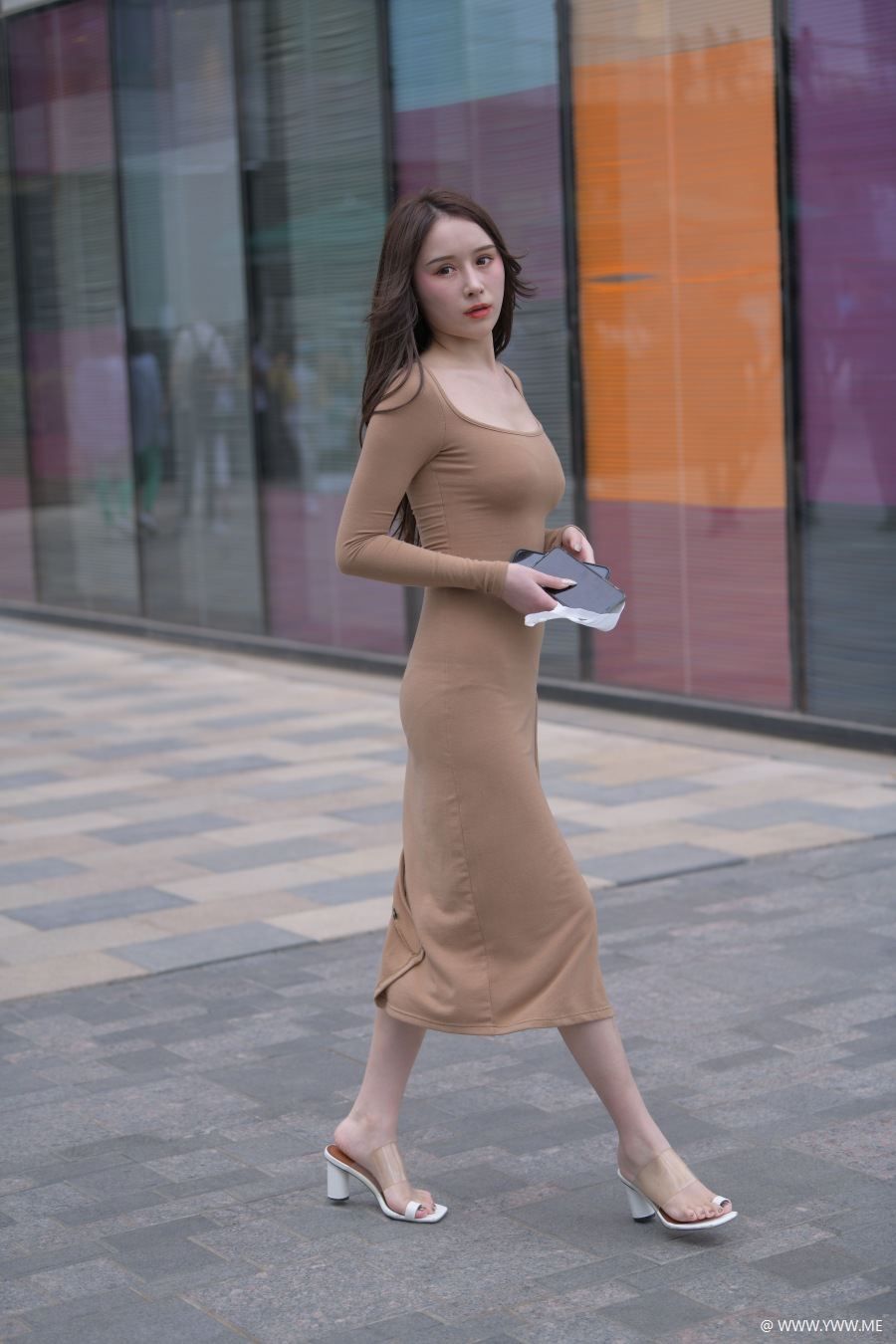 精选街拍 – 美丽修身长裙-脱兔网