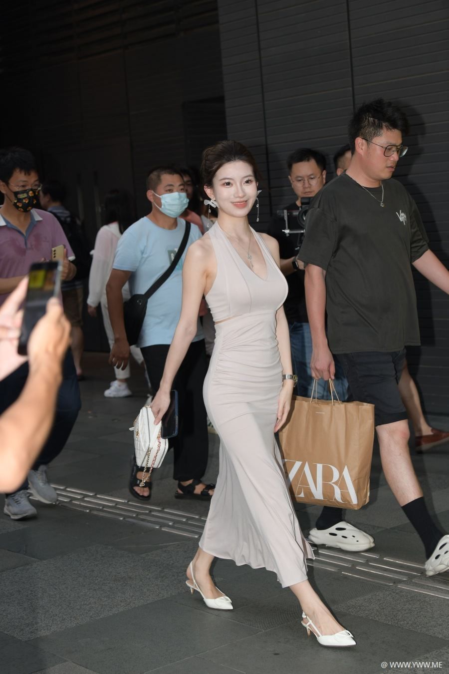 精选街拍 – 白色连衣裙女神-脱兔网