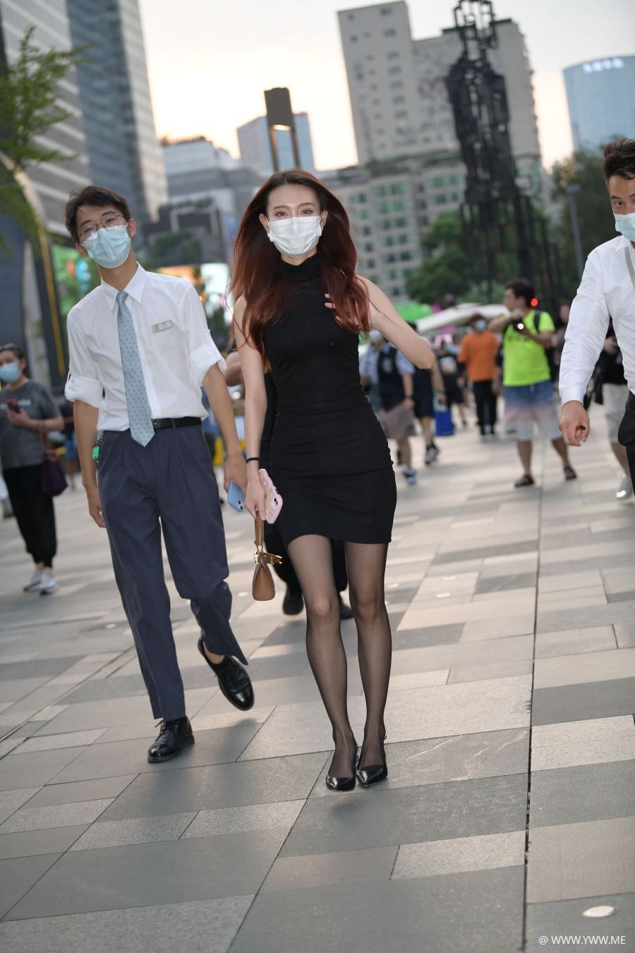 精选街拍 – 黑色连衣裙显白-脱兔网