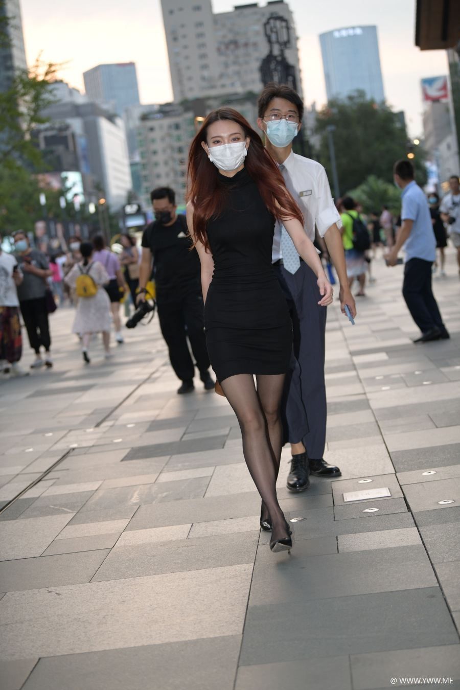 精选街拍 – 黑色连衣裙显白-脱兔网