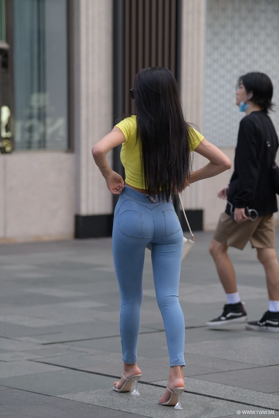 精选街拍 – 紧身牛仔裤勾勒好身材-HDMISS