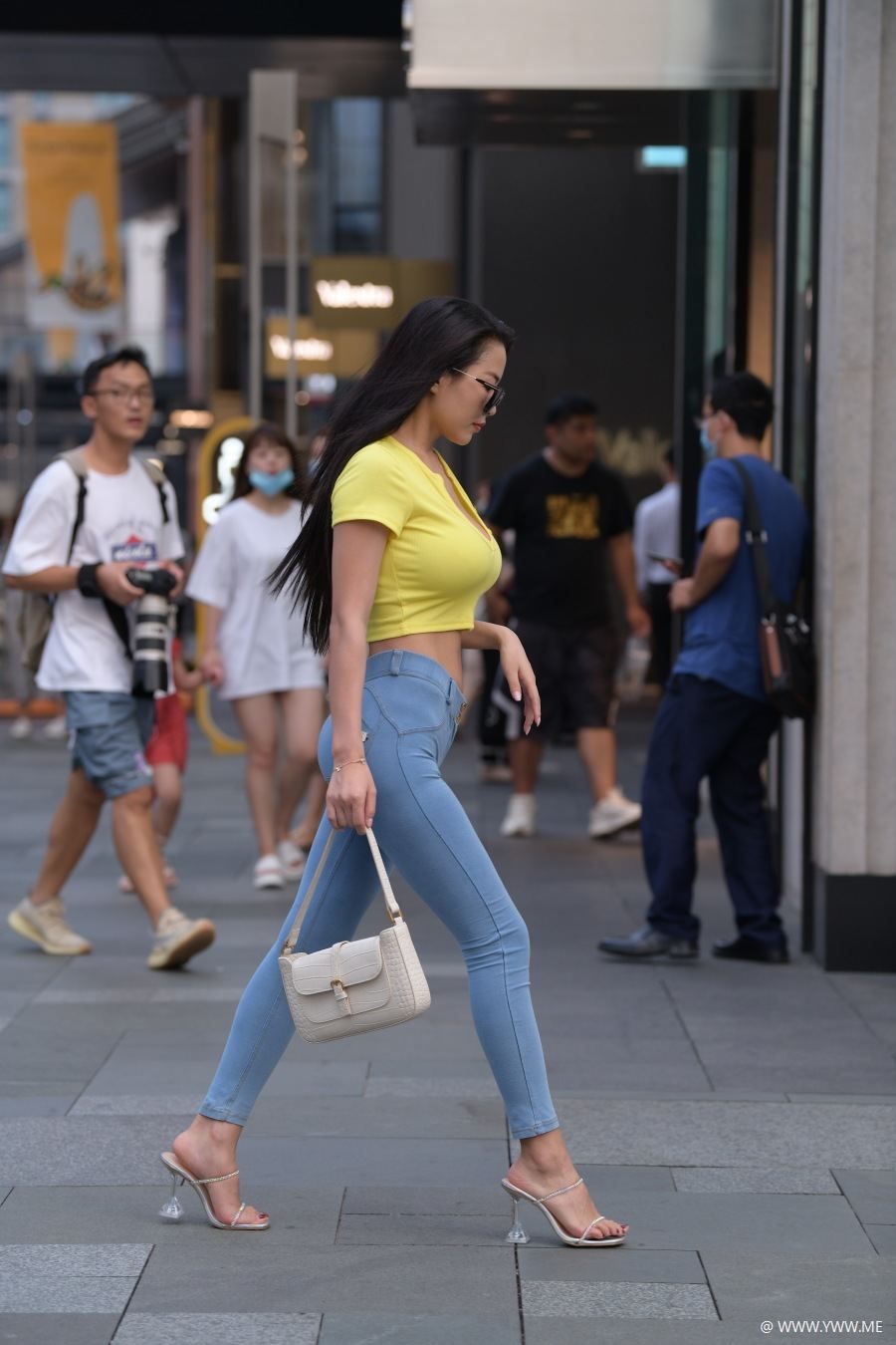 精选街拍 – 紧身牛仔裤勾勒好身材-HDMISS