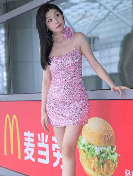 精选街拍 – 甜美粉色系