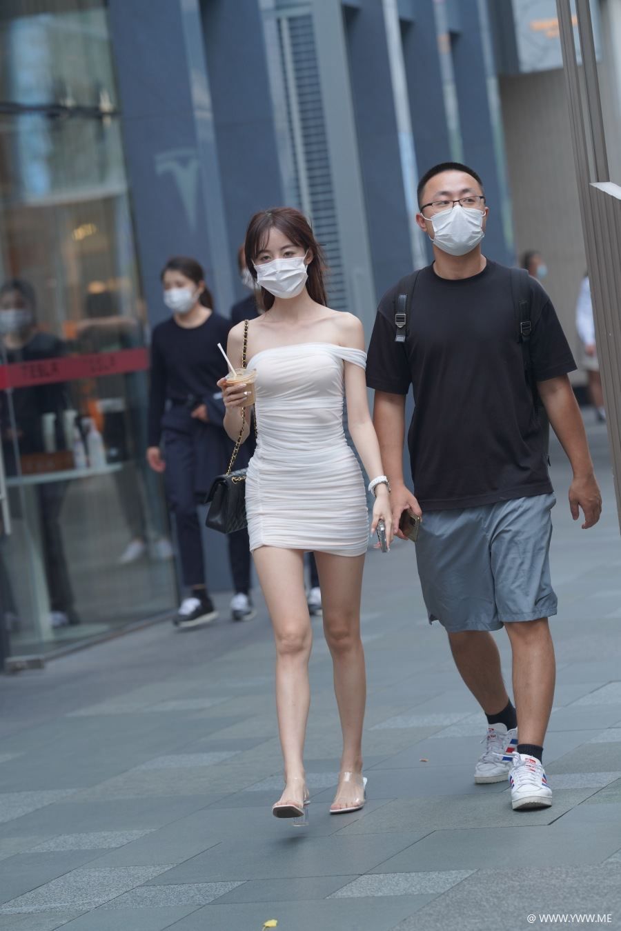 精选街拍 – 白色褶皱修身裙-尤丝