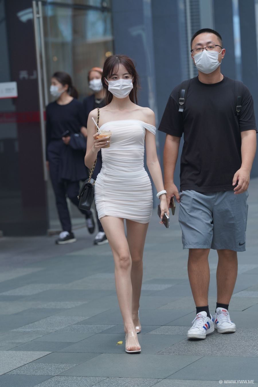 精选街拍 – 白色褶皱修身裙-尤丝