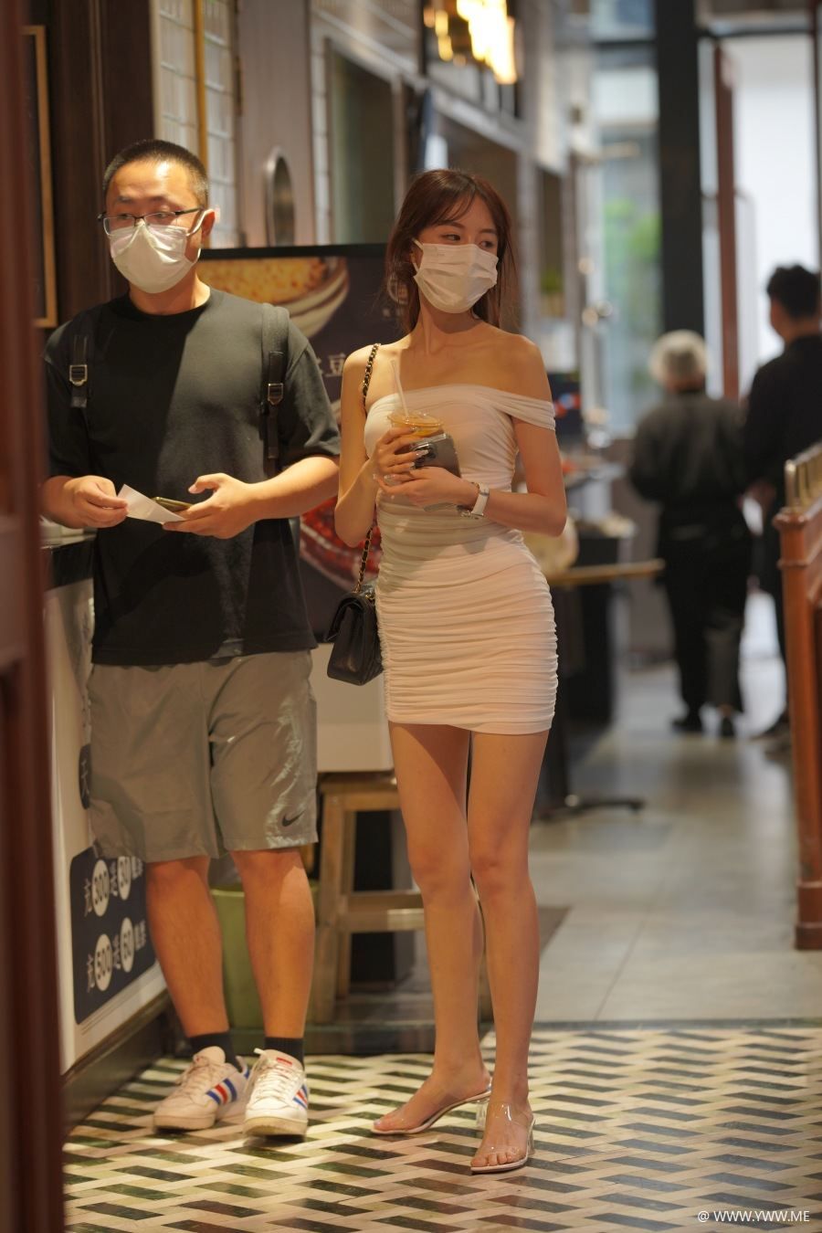 精选街拍 – 白色褶皱修身裙-尤丝