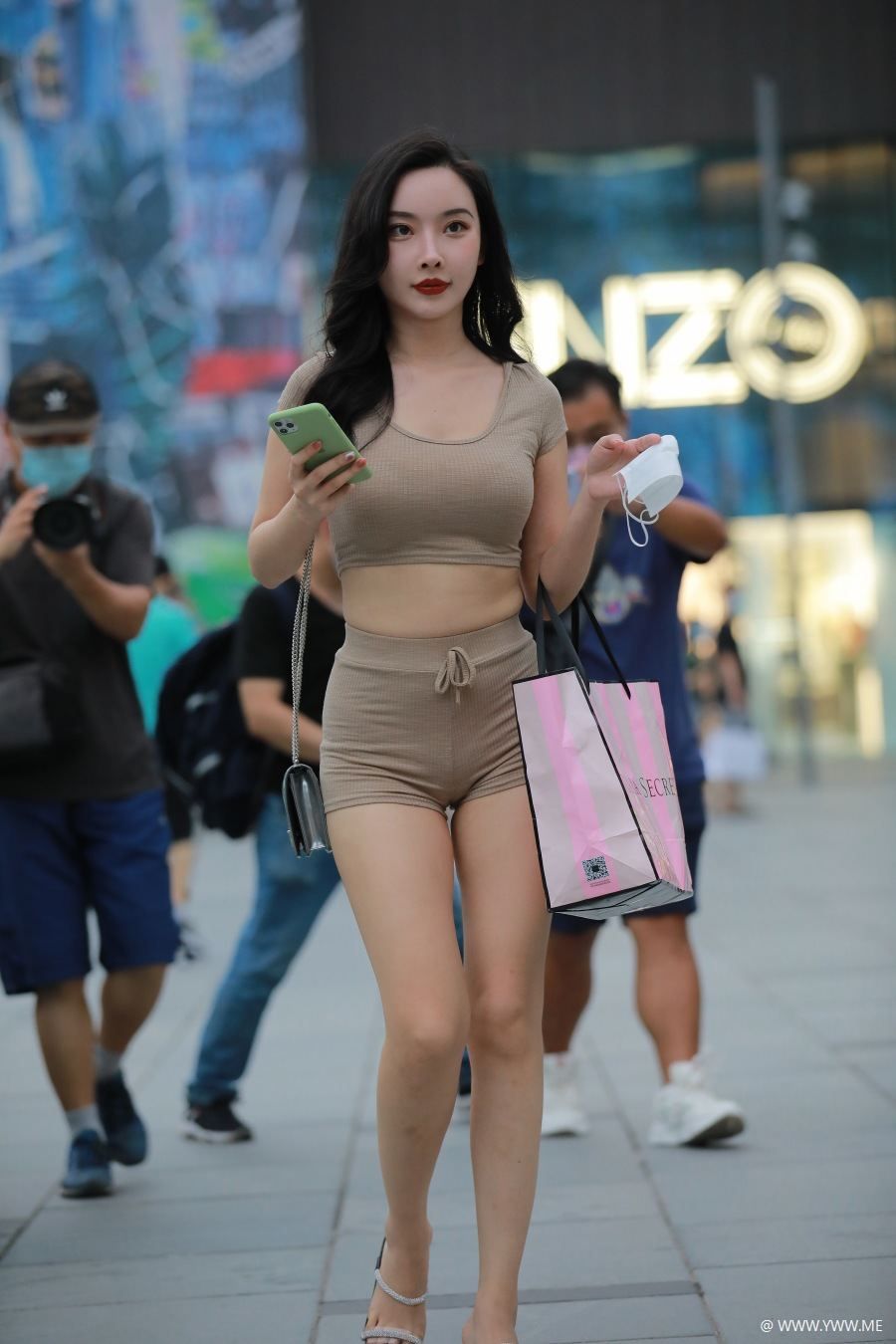 精选街拍 – 休闲短裤搭配-尤丝