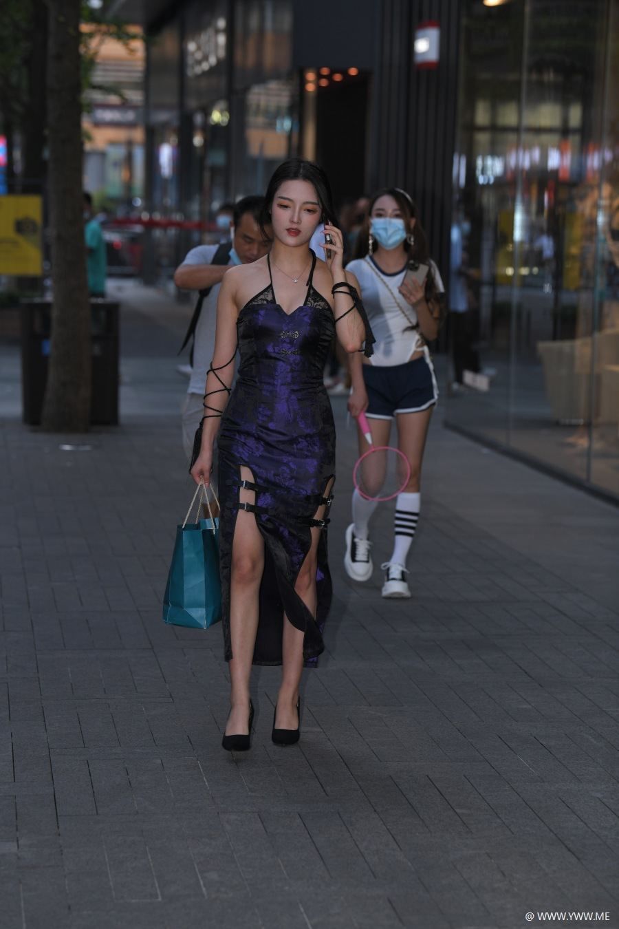 精选街拍 – 个性时尚吊带-尤丝