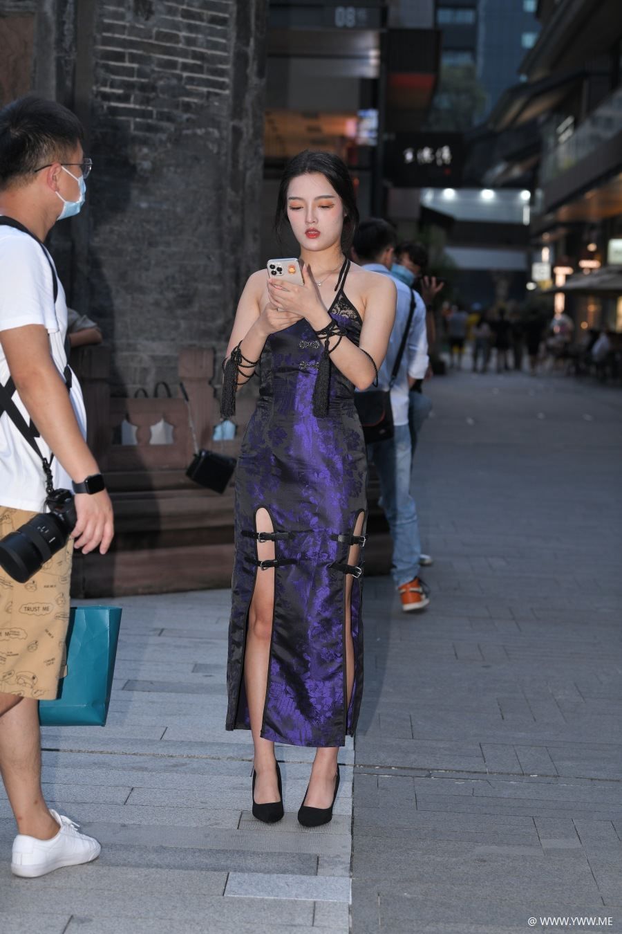 精选街拍 – 个性时尚吊带-尤丝