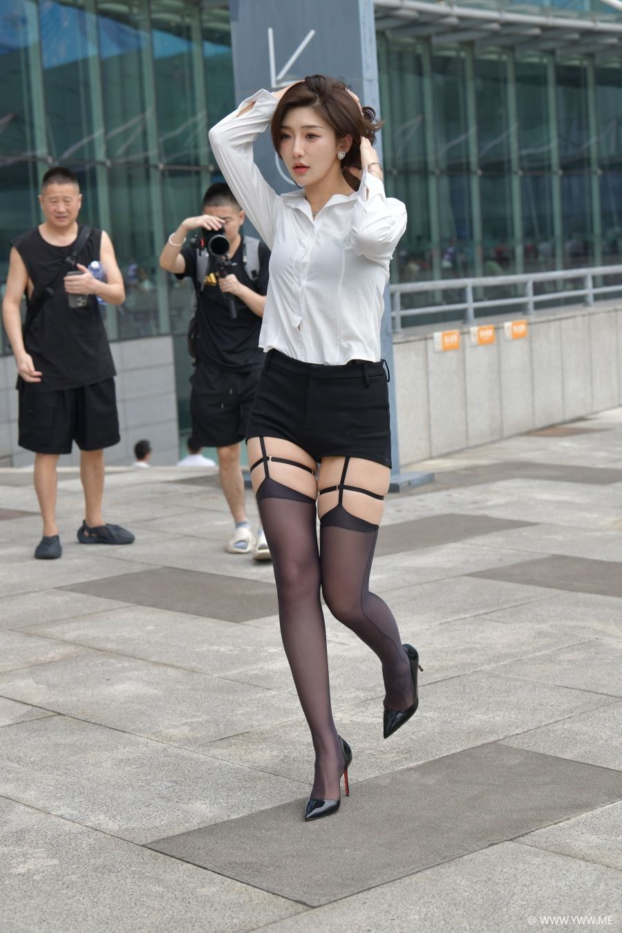 精选街拍 – 衬衫短裤黑白搭配-尤丝