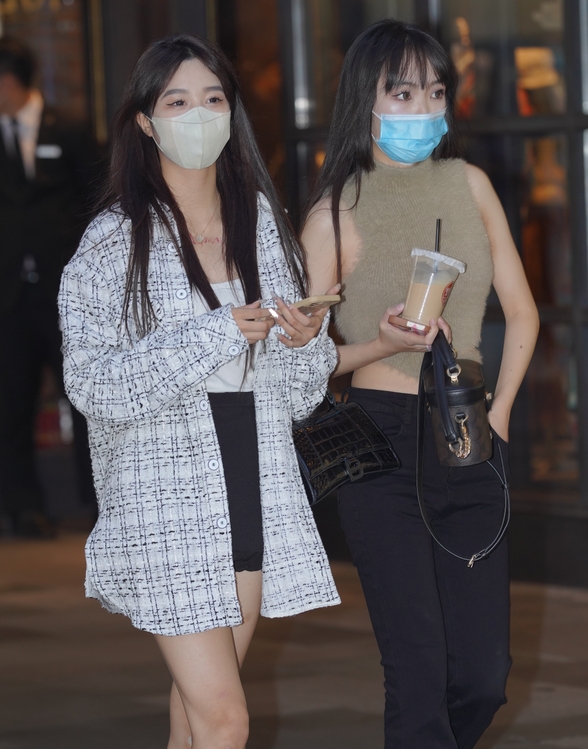 精选街拍 – 清秀美丽姐妹