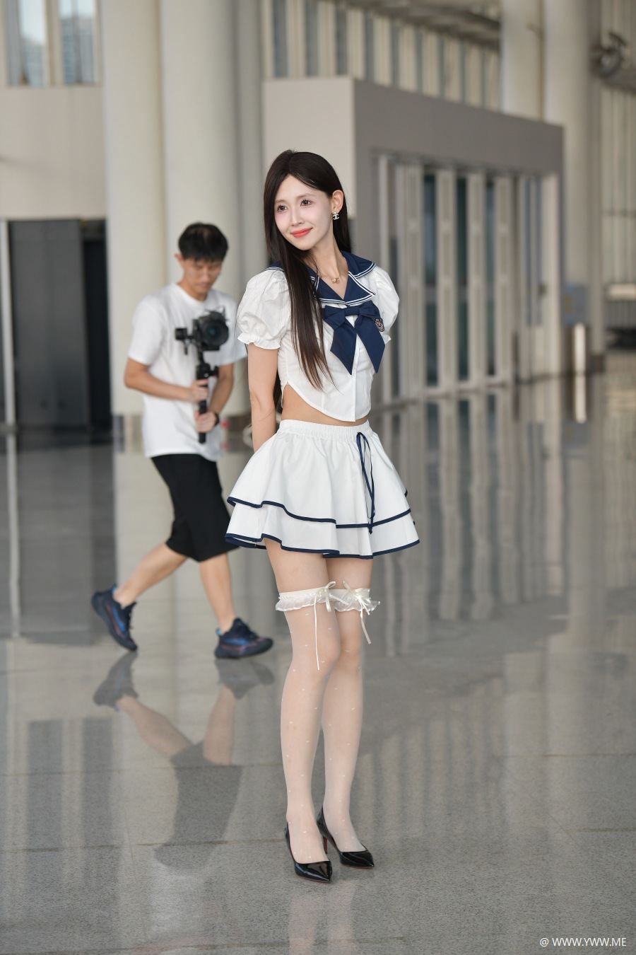精选街拍 – 甜美动人白裙-尤丝