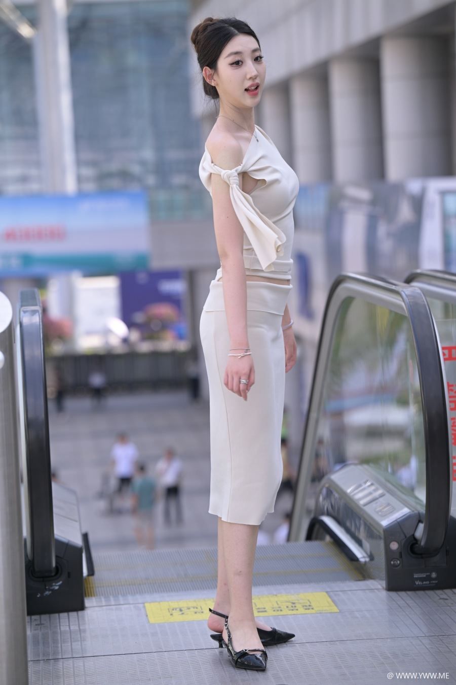 精选街拍 – 女神气质长裙-尤丝