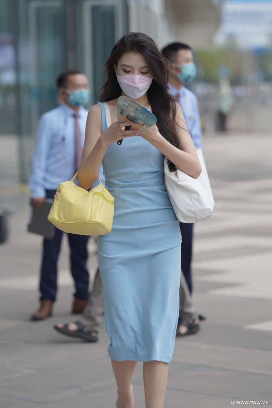 精选街拍 – 柔美蓝色修身裙-尤丝