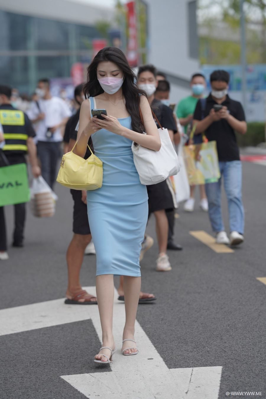 精选街拍 – 柔美蓝色修身裙-尤丝
